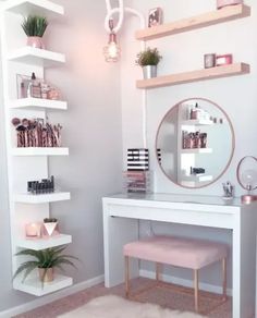 Here are some makeup vanity ideas for bedroom that you can totally DIY for a cool chic look. Brighten your room and control your makeup look White Vanity Table, Ideas Habitaciones, Shelf Decor Bedroom, Home Decor Shelves, Small Apartment Design, Small Bedroom Decor, Makeup Rooms, Bedroom Vanity, White Vanity