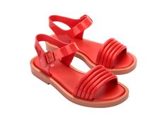 It's all puffed up perfection in the retro-inspired Mar Wave sandals. With inflated-like details and a fresh squared-off toe, these sandals get all the on-trend style points that take your look from day to night. Plus, a buckle closure around the heel and cushy insole keeps them comfortable wherever you're strutting your stuff. Casual Sandals With Adjustable Strap For Party, Chic Jelly Sandals With Buckle Closure, Retro Summer Sandals With Buckle Closure, Retro Sandals With Buckle Closure For Summer, Modern Flat Jelly Sandals For Summer, Trendy Jelly Sandals With Ankle Strap And Buckle, Trendy Spring Jelly Sandals With Adjustable Strap, Trendy Ankle Strap Jelly Sandals With Buckle, Trendy Flat Sandals With Buckle Closure