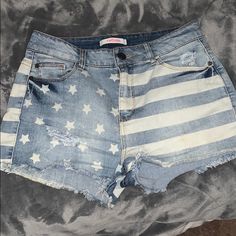 Nwot! Bought And Never Worn :/ White Bottoms For 4th Of July Beach Outing, White Beach Bottoms For 4th Of July, Casual White Bottoms For 4th Of July, American Flag Shorts, 2000s Fashion Outfits, 2000s Fashion, Gray White, American Flag, Jean Shorts