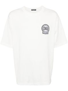 white cotton jersey texture logo patch at the chest crew neck short sleeves straight hem Cotton T-shirt With Logo Emblem For Streetwear, White Cotton Tops With Logo Patch, White Crew Neck T-shirt With Logo Patch, White Short Sleeve Top With Logo Patch, White T-shirt With Logo Detail And Relaxed Fit, White T-shirt With Logo Detail, White Relaxed Fit T-shirt With Logo Detail, Cotton Crew Neck T-shirt With Logo Emblem, White T-shirt With Logo Patch