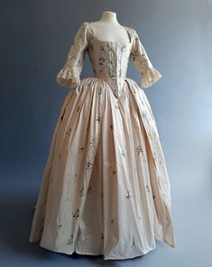 1820s Dress, 1800s Dresses, Georgian Fashion, Anglaise Dress, 18th Century Dress, Historic Fashion, Danse Macabre, Century Dress, Dress Gown