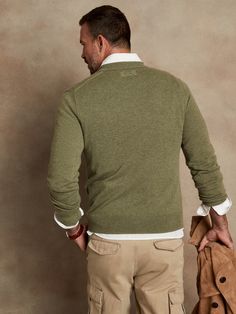 Timeless luxury, this classic cashmere sweater uses a special yarn, engineered for exceptional softness and durability so you can count on it season after season.  Crew neck.  Straight hem.  Standard fit.  Long sleeves.  Hip length.  Body length (siz Classic Merino Wool Crew Neck Polo Sweater, Men’s Crew Neck Sweater, Men's Luxury Classic V-neck Sweater, Mens Sweaters L.l.bean, Green Crewneck, Luxury Men's Wool V-neck Sweater, White Embroidery, Hip Length, Cashmere Sweaters