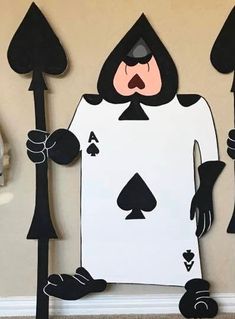 Disney Villain Party, Playing Card Crafts, Halloween Alice In Wonderland, Alice In Wonderland Clocks, Alice In Wonderland Props, Alice In Wonderland Crafts, Alice In Wonderland Room, Deco Disney