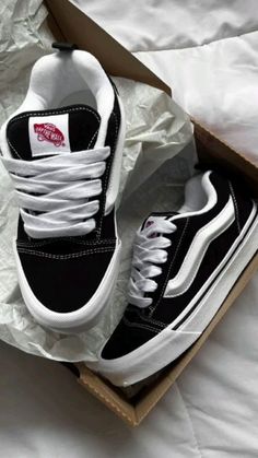 Vans knu skool, pin NOT mine Shoes Vans Aesthetic, Zapatillas Aesthetic, Nike Shoes Women Fashion, Shoes Vans