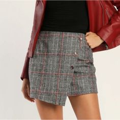 Lulu's Nwt Certified Favorite Black Plaid Button-Front Mini Skirt Sturdy, Woven Twill Fabric, With A Plaid Pattern (In Shades Of Black, White, And Red), Shapes This Chic Skirt That Has A High-Waisted Fit And An Overlapping Panel, Accented By Decorative Round Buttons. The Asymmetrical, Mini Hem Styles Perfectly Size: Large Condition: New Without Tags (Extra Buttons Still Attached) Brand: Lulu's Winter Gray Mini Skirt, Trendy Buttoned Mini Skirt For Winter, Workwear Mini Skirt With Button Closure For Winter, Winter Mini Skirt With Button Closure For Workwear, Winter Workwear Mini Skirt With Buttons, Fall Skort With Button Closure For Workwear, Winter Workwear Mini Skirt With Button Closure, Fall Black Mini Skirt With Button Closure, Black Skirt With Snap Buttons For Fall