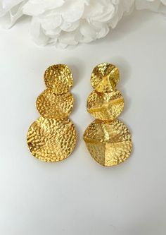 The elegance and handmade style of each of our earrings make them special. Each piece is unique and different from one another, which means you'll have a one-of-a-kind piece that's unlike any other. DETAILS -Material: 24k gold plated bronze -Weight: 11gr - Keep it away from water, sweat, perfumes and lotions. - Store your jewelry in its original packaging or a soft pouch. Elegant Brass Clip-on Earrings With Plating, Elegant Round Brass Linear Earrings, Elegant Round Linear Brass Earrings, Gold-plated Bridal Earrings For Party, Gold Plated Bridal Earrings For Party, Elegant Matte Gold Earrings For Party, Elegant Matte Gold Party Earrings, Plated Drop Clip-on Earrings As Gift, Elegant Brass Plated Earrings