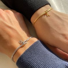 Introducing the latest addition to our highly cherished Love Knot Bracelets, now featuring customizable initials. Our 16.5+5cm unisex-sized bracelets come in both Gold and Silver options, offering you the chance to create a truly unforgettable gift ❤️ Make It Unique: Add your loved one's initial to the center of the Love Knot, transforming it into a unique and heartfelt token. Whether it's a cherished memory, a significant date, or a special someone's initial, these bracelets are a perfect canva His And Hers Bracelets Couples, Couple Bracelets Initials, Matching Gold And Silver Jewelry, Initial Bracelet For Boyfriend, Customized Bracelets For Him, Anniversary Girlfriend Gifts, Matching Gold Bracelets For Couples, Bridal Bracelet Gold Danty Letters On Them, Customized Gifts For Friends