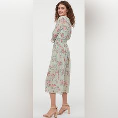 New With Tags. H&M Mint Green Floral Chiffon Midi Dress. Green Floral Midi Dress For Daywear, Feminine Green Midi Dress For Spring, H&m V-neck Daywear Dress, Flowy H&m Maxi Dress For Brunch, H&m Long Sleeve Dresses For Summer, Flowy Casual Midi Dress By H&m, Casual Flowy Midi Dress By H&m, H&m Casual Flowy Maxi Dress, Flowy Midi Floral Dress For Daywear