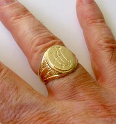 ❤️About the Item❤️ ✔ A round signet men's ring handcrafted by experienced craftsmen in real solid gold symbolizing life and positivity.  ❤️DISCOUNT AND OFFERS❤️ ✔ Please contact us for any discounts or offers that are available on this item. We also provide discounts on bank transfers. Please check the payments methods below! ❤️CUSTOMIZATION❤️ ✔ Please check our designs listed in our store and don't hesitate to contact us with any custom made jewelry piece. ✔ We can engrave custom text of your c Signet Ring For Men, Gold C, Precious Jewels, Emerald Pendant, Made Jewelry, Ring For Men, Gold Branding, White Gold Band, Valentine Gift