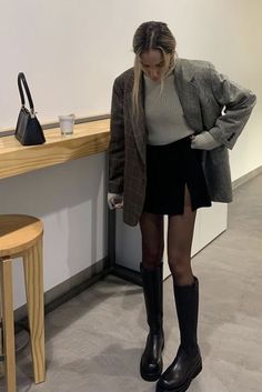 Long Boots Outfit, Black Pics, Winter Boots Outfits, Skirt Outfits Fall, Skandinavian Fashion, Miniskirt Outfits, Winter Mode, Looks Street Style, Mode Inspo