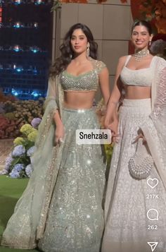 Indian Wedding Sangeet Outfit, Simple Reception Lehenga, Modern Indian Lehenga, Cocktail Lehenga Outfit, Lengha 2023, Lenghas For Wedding Guests, Bridesmaid Engagement Outfit, White Indian Lehenga, Bling Lehenga