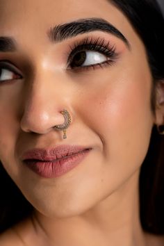 This diamond nath (nose ring) for women with pierced nostrils is an easy to wear item that goes safely through your piercing and clicks into the lock to form a comfortable sitting on your nose. It has an elusive traditional feel about it and is great for any big traditional occasion like weddings, sangeet, religious & spiritual gatherings. Give it a go if you are someone with a flair for big statement pieces. This jewelry comes with a diamond certificate from Solitaire Gemological Lab & a pretty Indian Style Nose Ring, Afghani Nose Ring, Nose Rings For Women, Big Nose Rings, Indian Face Jewelry, Diamond Nath Nose Rings, Nose Ring For Big Nose, Hairstyles For Big Faces For Women, Nose Ring Aesthetic Indian