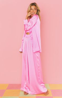 Cool girl boss babe in this pink blazer. Shining satin fabric, blousy fit and buttons elevate this. Wear layered over the matching Ansley Crop Top with denim or go for the full look with the Irwin Pants. Garden Wedding Dress Guest, Formal Wedding Guest Dress, Formal Wedding Guests, Beach Wedding Guest Dress, Blazer Pink, Rainbow Outfit, Party Look, Full Look, Pink Blazer