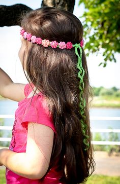 Summer Girl - crocheted headband by Monika Sirna. Pattern avail for sale. Braid Hairband, Crochet Hairband, Bandeau Au Crochet, Diy Hack, Crochet Headband Pattern, Crochet Hair Accessories, Haken Baby, Braid Hair, Summer Girl