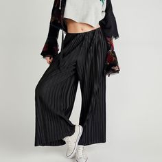 Free People Winona Pleated Flare Pants Size L Add A Timeless Touch Of Texture With These Fun Flares, Featured In A High-Rise, Wide Flare Silhouette With Pleated Paneling Throughout And Soft Sheen Fabrication. Pull-On Design Slouchy Fit Exaggerated Leg Style Care/Import Machine Wash Cold Import Approx Measurement For Size Large Inseam: 28.5 In Rise: 12 In Waist: 31 In Hips: 40in Contents 100% Polyester High Waist Pleated Bottoms With Loosely Fitted Hips, Trendy Non-stretch Pleated Bottoms, Pleated Black Pants For Fall, Black Pleated Pants For Fall, Trendy Pleated Non-stretch Bottoms, Fitted Black Pleated Pants, Trendy High Waist Pleated Pants, Trendy Pleated Wide-leg Pants, Trendy Pleated Wide Leg Pants For Summer