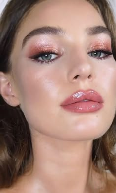 Classy Glowy Makeup, Debutant Makeup Look, Makeup Dewy Glow, Pink Glowy Eye Makeup, Glowy Pink Makeup Look, Dewy Pink Makeup Look, Hoco Makeup Pink Dress, Glowy Makeup For Prom, Dewy Formal Makeup