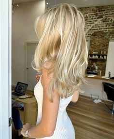 Blonde Hair With Lots Of Layers, Natural Look Blonde Hair, Beige Blonde Hair With Money Piece, Natural Blond Highlight, Honey Blonde Hair Shadow Root, Cool Toned Blonde Hair Highlights, Makeup On Blondes, Highlight Hair Blonde, Blond Highlights Natural