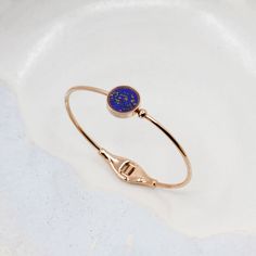 Lapis Lazuli d'Afghanistan, pierre précieuse de la royauté & de la spiritualité, favorisant calme et communication.
Pierre brute semi-précieuse sélectionnée de manière éthique, taillée et polie à la main avec savoir-faire
Monture unique en verre protégeant la pierre contre les chocs, chutes, coups, rayures, l'eau, et la chaleur.
Zircon serti sur le bracelet

TAILLE DU BRACELET :
Standard: 55 mm de diamètre de large - 2,2 pouces
Autres tailles disponibles sur demande :

Petit :  49 mm de diamètre de large - 1,9 pouces
Grand :  64 mm de diamètre de large - 2,5 pouces

SÉLECTIONNER LA MONTURE :

Acier inoxydable
Or Rose  18 carats plaqué
Or Jaune 18 carats plaqué
Rhodium Mat Noir  plaqué

SÉLECTIONNER LA PIERRE :

Lapis Lazuli avec de belles inclusions de pyrite et de calcite
Une rare Lapis Gold Bracelets With Lapis Lazuli And Natural Stones, Rose Gold Gemstone Bangle Bracelet, Elegant Rose Gold Bracelets With Natural Stones, Elegant Rose Gold Bracelet With Natural Stones, Gold Lapis Lazuli Bracelet With Gemstone, Gold Lapis Lazuli Gemstone Bracelet, Elegant Lapis Lazuli Jewelry For Healing, Blue Fine Jewelry Bangle For Gifts, Elegant Healing Bangle Jewelry