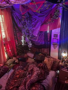 Plants bed boho bohemian indie room inspiration aesthetic led lights tapastry 2023 room decor mosaic lamp Pink Hippy Room, Hippy Goth Room, Hippie Room Inspiration, Pink Hippie Room, 2000s Grunge Room, Boho Grunge Bedroom, Rockstar Room Aesthetic, Hippy Room Ideas, Street Room Aesthetic