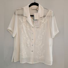 Nwt Christie & Jill 2 Pc Set Blouse. Beautiful Cream Embroidery. Size M Pit To Pit Measures 20 Inches Length Measures 26 Inches See Photos Elegant White Embroidered Short Sleeve Top, White Embroidered Top For Summer Wedding, Cream Embroidery, White Short Sleeve Blouse, Burgundy Blouse, Maxi Tops, Free People Blouse, Tunic Tops Casual, Casual Tunics