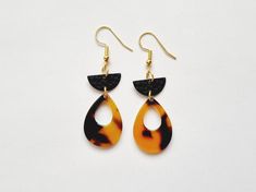 Black and brown acetate drop earrings with black hammered sequins, gold stainless steel, women's gift idea Dimension : Total length including hooks: 5.5 cm. Width: approximately 2 cm. Unique model. The hooks are made of gold stainless steel. This pair of earrings contains silicone stopper pushers. They are presented on a small kraft cardboard box with a "handmade" stamp, made by me. Artisanal creation. Handmade in the dawn, near Troyes, in Saint Flavy, France Each piece of jewelry is packaged in Trendy Adjustable Tortoiseshell Jewelry, Chic Tortoiseshell Jewelry For Gifts, Trendy Tortoiseshell Jewelry Gift, Trendy Tortoiseshell Jewelry For Gifts, Handmade Stamps, Original Gift, Organza Bags, Cardboard Box, Jewelry Earrings Dangle