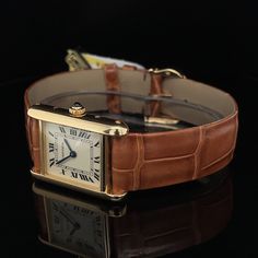 Descubre este lujoso Cartier Tank Louis  de 1995 en Montro.  Fue construido con altos estándares en Suiza.  También viene con una garantía Montro Guaranteed de 1 año del vendedor, para asegurarte de que tu compra sea una gran experiencia.  Este Cartier Tank Louis será enviado desde Vinkeveen (NL) y se te entregará con envío global gratuito. Cartier Tank Louis, Cartier Tank, Patek Philippe Nautilus, Audemars Piguet Royal Oak, Omega Speedmaster