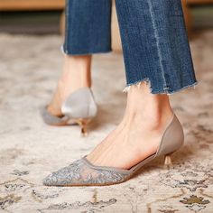 Crystal Elegant Pointed Toe Medium Heel Pumps Summer Pumps, Party High Heels, Design Moda, Casual Flat Shoes, Bead Pattern, Gold Shoes, Beige Shoes, Pointed Toe Shoes, Silver Shoes