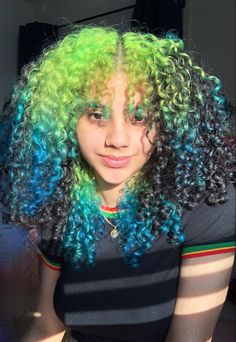 Curly Hair Vibrant Color, Multicolored Curly Hair, Cool Hair Dye Ideas Curly Hair, Punky Colour Hair Dye, Split Dye On Curly Hair, Dyed Hair Inspo For Curly Hair, Curly Hair Dye Styles, Curly Vivid Hair, Colorful Curly Hair Black Women