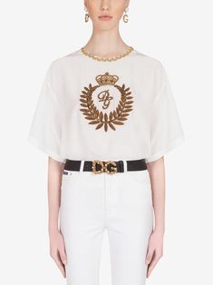 Wear this Dolce & Gabbana Logo-Embroidered T-shirt for a contemporary look. Straight hem and short sleeves complete the style. Silk T Shirt, Women Graphic, Sweatshirts For Women, Leg Work, Sweatshirts Online, Women's T Shirts, Embroidered Tshirt, Embroidered Silk, Swimwear Accessories