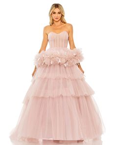 Mac Duggal

 Superposition de tulle transparent ; Doublure 100% polyester

 Entièrement doublé

 Décolleté en cœur




 Sans manches




 Corsage plissé et ceinture de smoking




 Jupe trapèze à volants et volants

 Garniture en plumes

 Fermeture éclair dissimulée au dos

 Environ. 62,5" du haut de l'épaule à l'ourlet inférieur

 Disponible en rose (vente finale), bleu glacier (vente finale), corail (vente finale) et noir

 Le style n° 20572 s'associe au style n° 20588. Mac Duggal Prom, Designer Formal Dresses, Ethereal Dress, Tulle Evening Dress, Prom Long, Mac Duggal Dresses, Strapless Sweetheart Neckline, Dresses Quinceanera, Princess Gown