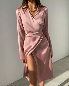 Angel Queen, Silk Dresses Outfit, Elegant Midi Dresses, Elegante Casual, Cocktail Attire, Looks Chic, Mode Inspiration, Looks Vintage, Classy Dress