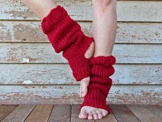 slouchy yoga leg warmers Yoga Socks Knitting Pattern, Yoga Socks Pattern, Knit Leg Warmers Pattern, Socks Diy, Pedicure Socks, Knit Purl Stitches, Diy Yoga, Knit Inspiration, Dance Socks