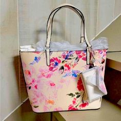 Guess Brand Pink Floral Handbag. Never Been Used, Original Wrapping And Tissue Paper. Bags Guess, Guess Brand, Floral Handbags, Floral Purse, Guess Bags, Tissue Paper, Pink Floral, New Color, Tote Bags