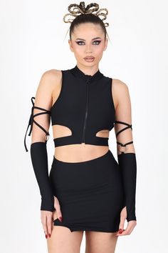 Make a bold impression with this sleek black top, designed with provocative cutouts that inject a daring touch into your style. The front zipper enhances the piece with modern elegance and allows for a tailored fit, while the high neckline adds a sophisticated element. Ideal for those who command attention, the flirtatious cutouts perfectly enhance any outfit that exudes confidence and edge. ► Material & Washing Experience the luxurious feel of Italian fabric, a supple blend of 74% Polyamide and Outfit Techno, Black Rave Outfits, Techno Clothes, Zip Up Crop Top, Techno Outfit, Cutout Crop Top, Short Noir, Rave Outfit, Neue Outfits