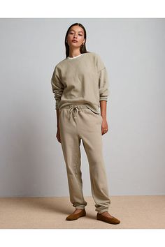 Heavyweight structured fleece/Elasticated waistband with drawstring/Elasticated cuffs/Side seam pockets/Piece-dyed and heavily washed for an authentic vintage look & feel White Jeans Men, Athletic Fit Jeans, Dream Jeans, Graphic Tee Dress, Jean Trends, Curvy Jeans, Loose Jeans, Fleece Joggers, Women Denim Jeans