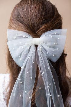 ALUMA PEARL BOW Our delicate and feminine pearl tulle bow clip can be styled in a pony, braid or all the hair down. This beautiful bow is the perfect alternative to a veil. Hand-sewn using synthetic faux pearls and Spanish tulle Alligator clip for closure Lightweight Hypoallergenic: Nickel, cadmium and lead-free Item ships in signature keepsake packaging Hair Bow Packaging, Fancy Hair Bows, Tulle Hair Bow, Homecoming Inspo, Bridgerton Style, Pearl Hair Clips, Unique Hair Clip, Bow Birthday, Princess And The Pauper