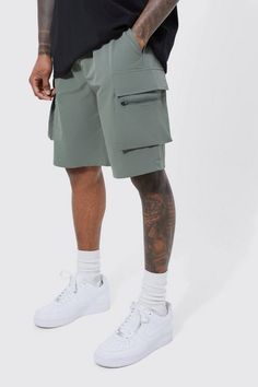 Be ready for anything in a pair of all-purpose cargo shorts. Atteeeeen-shun! Time to let out your inner boy scout with a pair of cargo shorts from BoohooMAN. Be prepared for anything with classic camo or put a twist on it with waffle fabric for added texture, white linen for summer casual or durable denim to pair with any shirt or tee. When it’s warm, team them up with flip flops and a bucket hat and on cooler days amp up the street tough look by adding an oversized hoodie or bomber jacket. Heading off to your annual festival? Showcase style with khaki cargo shorts and a crisp white tee. With zips, buttons and pockets to spare, you’ll always be ready for action. Style: Cargo ShortsDesign: PlainLength: Mid Oversized Outfit Summer, Shorts Outfit Casual, Mens Street Style Summer, New Outfit Ideas, Cargo Short, Tall Pants, Style Cargo, Sweatshirt Set, Cargo Shorts Men