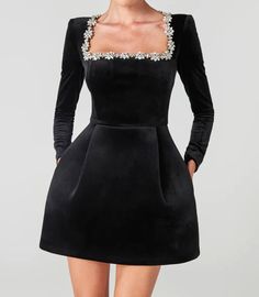 Chic Mini Dresses, Formal Short Dresses, Cocktail Dress Evening Party, Stunning Dresses Short, Short Velvet Dress, Classy Cocktail Dress, Velvet Short Dress, Long Sleeve Dress Outfit, Black Dress With Pearls