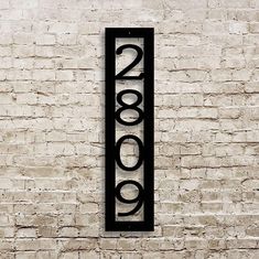 a sign on the side of a brick wall that reads 200th street in black letters