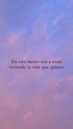 an airplane flying in the sky with a quote below it that reads, en tress messes voy a estr vivendo la via que quique quieto