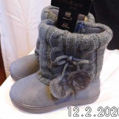 New Without Box Item# Tx401 Toddler 6 Puffy Shoes Outfit, Boots With Pom Poms, Cute Fur Boots, Pom Pom Boots, Cute Winter Boots, Fluffy Boots, Fuzzy Boots, Winter Mode, 2000s Fashion Outfits