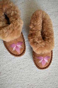 Beautiful, unique, traditional, 100% handmade sheepskin moccasins slippers are made from natural leather and sheep wool. Small leather pieces and sheepskin leftovers are turned into beautiful and one of a kind home shoes. Our slippers are very soft and comfortable. Perfect on rheumatic pain and are hypoallergenic. Outer: sheepskin; Sole: harden suede leather ( will soften after 2-3 days) Insole: wool lining Please note - because of handmade nature of this slippers colour shade, or thread might d Moccasins Slippers, Home Shoes, Leather Pieces, Sheep Wool, Color Shades, Natural Leather, Womens Slippers, Moccasins, Suede Leather