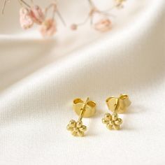 The little flower ear studs bring spring to your ears. The flower plugs exude a good mood and are a cute addition to any earstack. The piece of jewelery was made from recycled 925 sterling silver and gold-plated with 14k. There is also an enchanting ring to go with the ear studs. Yellow Gold Birth Flower Earrings Gift, Dainty Flower Charm Earrings For Mother's Day, Dainty Yellow Gold Flower Earrings For Gifts, Dainty Yellow Gold Flower Earrings, Dainty Hypoallergenic Flower Earrings For Mother's Day, Hypoallergenic Yellow Gold Flower Earrings Gift, Dainty Flower Earrings For Mother's Day, Yellow Gold Birth Flower Earrings, Nickel-free Yellow Gold Flower Earrings