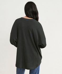 Boyfriend Long-Sleeve Tee Black In a luxurious heavy cotton blend, our newest take on a classic tee is a must-have in any transitional wardrobe. Paired with your denim of choice, the oversized silhouette of this boyfriend style tee is comfort at its most elevated. 50% cotton, 50% polyester. Made in Peru. Heavyweight crewneck with an oversized fit and curved hem. Jenni Kayne, Boyfriend Style, Oversized Silhouette, Everyday Style, Fashion Tees, Black Tee, Heavy Cotton, Peru, Everyday Fashion