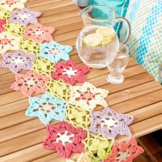 Flower Table Runner, Table Runner Tutorial, Crochet Spring, Spring Things, Crochet Decor, Crochet Table Runner Pattern, Flower Table, Easy Crochet Patterns Free, Crochet Table