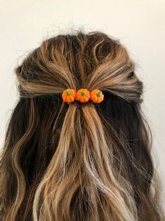 Mini pumpkin French hair barrette. Perfect for Halloween and thanksgiving festivities!       Miniature pumpkins are made of plastic, attached to a French style barrette which securely holds hair and will not slip.       Barrette is approximately 1.5" long by 0.5" wide.       See separate listing for large pumpkin version. Hair Clip Barrette, Pumpkin Hair Clip, Halloween Hair Accessories Diy, Diy Halloween Hair Accessories, Pumpkin Accessories, Harvest Jewelry, Fall Hair Accessories, Halloween Hair Accessories, Hairstyle Girls