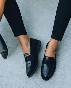 Solid Round Toe Leather Flat Loafer Dress Flat Shoes, Spring Shoes Women, Look Jean, Loafers Online, Black Loafers, Elegant Shoes, Work Clothes, Spring Shoes, Leather Flats