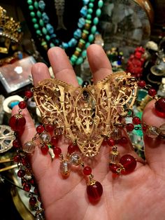 Magnificent half-parure 1920 necklace and matching earrings, totally Mata-Hari. Very beautiful set circa 1915-1920 in openwork brass and made up of a seedling of red and transparent glass beads, in tassels under the heart, forming the central motif. Openwork brass and crystal. Chic and ultra glamorous. Ornate Filigree Jewelry For Evening, Bronze Filigree Jewelry, Filigree Pendant Jewelry For Party, Art Deco Filigree Jewelry For Evening, Antique Gold Victorian Jewelry With Pierced Details, Ornate Antique Gold Pierced Jewelry, Antique Gold Victorian Jewelry, Vintage Pierced Metal Jewelry, Vintage Filigree Jewelry For Vintage Events