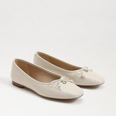 Sam Edelman Meadow Ballet Flaws With Box Brand New Women’s Size 8. Modern Ivory Leather. Sells For $130 Shoes Png, White Ballet Flats, Cute Flats, Womens Ballet Flats, Stockholm Fashion, Church Outfits, Fall Shoes, Ballet Flat Shoes, Classic Silhouette