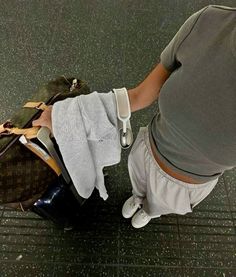 #ootd #airportoutfitideas #grey #thatgirl #aesthetic Airport Aesthetic, Airport Fits, Travel Picture Ideas, Life Vision Board, Foto Tips, Future Lifestyle, Mode Ootd, Modieuze Outfits, Dream Lifestyle